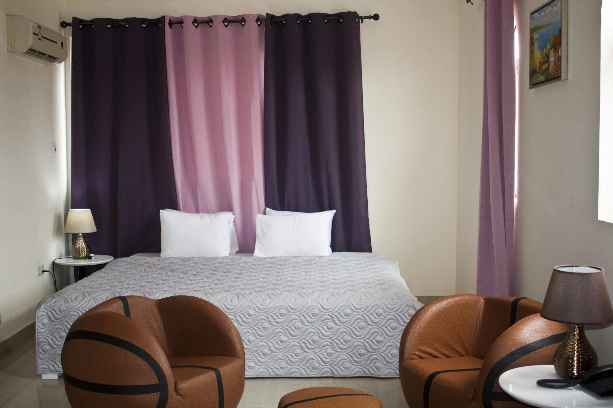 @Home Boutique B&B Hostel And Suite Akra Dış mekan fotoğraf